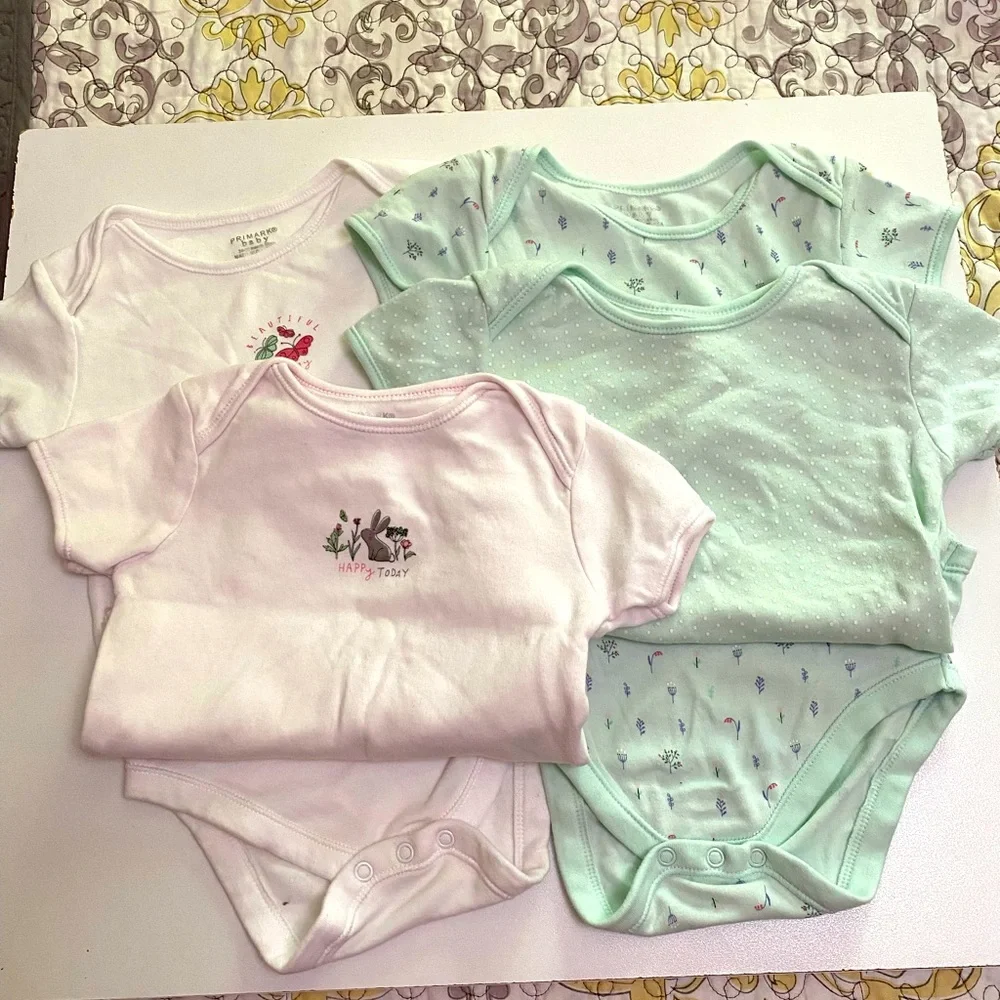 Bundle of 4 bodysuits & sleeping bag - Picture 1 of 3